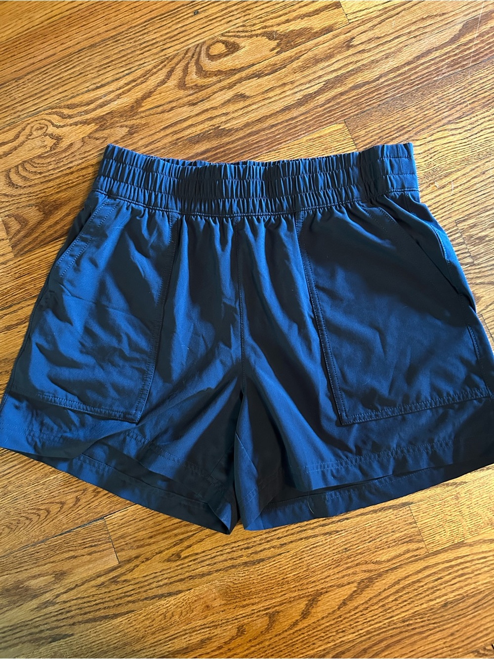 Athleta Medium Women’s Navy Athletic Wayfind high rise 5 inch Shorts